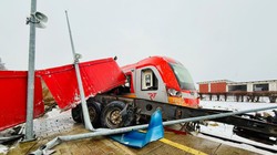 Zderzenie ciężarówki z pociągiem. Kierowca w ostatniej chwili uniknął śmierci