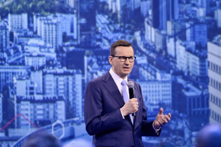 Premier Morawiecki podczas konwencji przekonywał, że to właśnie za rządów PiS zniknęły zakupy na zeszyt.