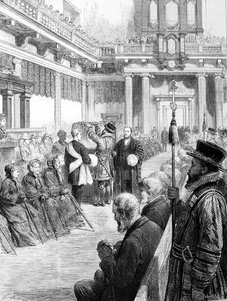 Royal Maundy, czyli specjalne nabożeństwo odprawiane w Wielkiej Brytanii w Wielki Czwartek z udziałem monarchy. W jego trakcie osoby starsze otrzymują jałmużnę (1877 r., domena publiczna)