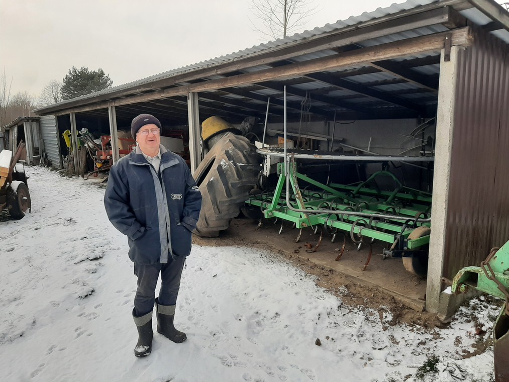 Artur Trochimiuk przy wiacie, za którą władza próbuje wlepić mu karę 115 tys. zł.