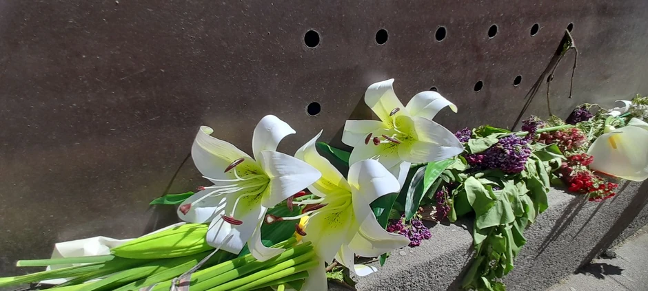 Komšije i prijatelji već danim ostavljaju cveće ispred Cvetkove radnje