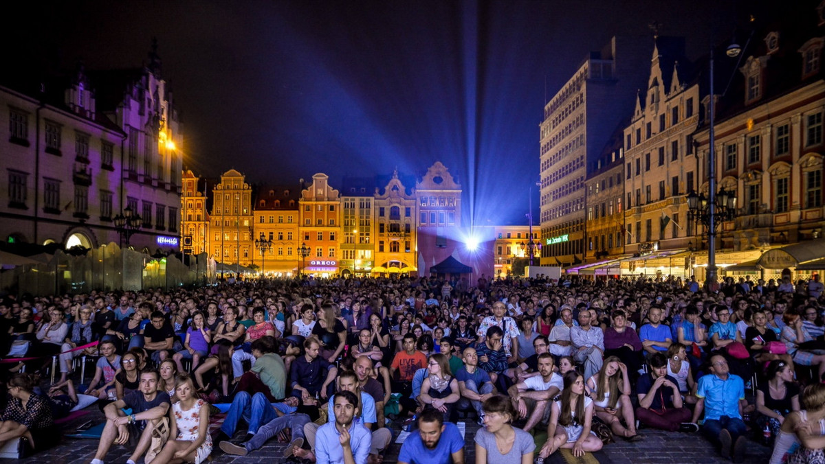 Czas wakacji i urlopów zbliża się wielkimi krokami. To dobry moment, by między zaplanowane zagraniczne wyjazdy wcisnąć także narodowy pierwiastek. Świetną okazją do tego może być połączenie pięknego polskiego lata ze światem filmu. Tak się bowiem składa, że sporo się w te wakacje dzieje na festiwalowej mapie Polski.