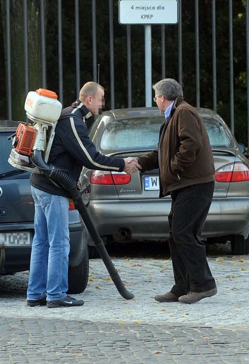 Komorowski do pracy piechotą, a garnitury limuzyną!  FOTO