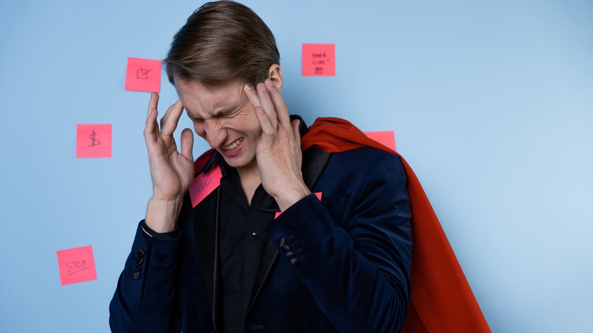 Perfekcionizam se ispoljava kroz intenzivnu potrebu da se postigne savršen rezultat, stalnu samokritiku i strah od greške