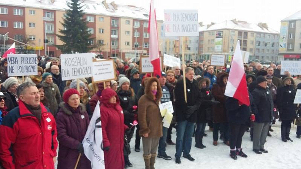 Demonstracje KOD odbyły się dziś w całym kraju. Nie tylko w tych największych miastach, ale także stutysięcznym Koszalinie. Tu zwolennicy Komitetu Obrony Demokracji zebrali się po raz drugi. Kilkaset osób pojawiło się na placu przed ratuszem.