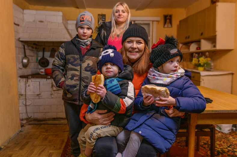 "Na nowy dom". Katarzyna Dowbor z panią Dominiką i jej dziećmi