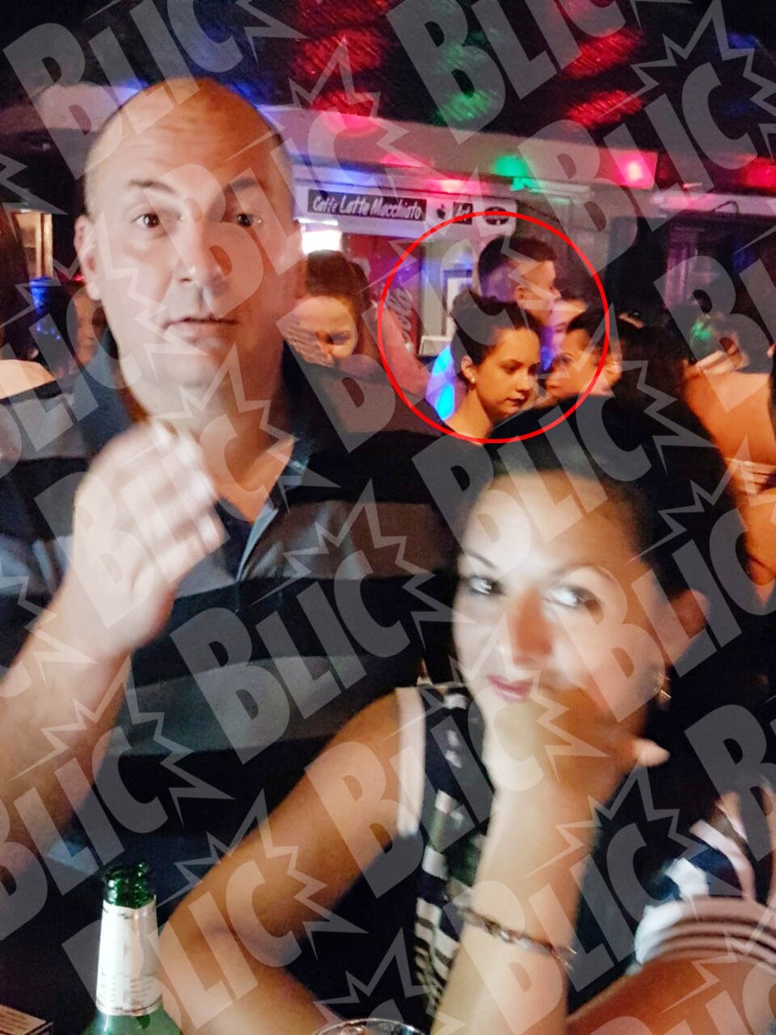 Na slici neposredno pre masakra u pozadini se vide Jovana Popović i Vladimir Kosović