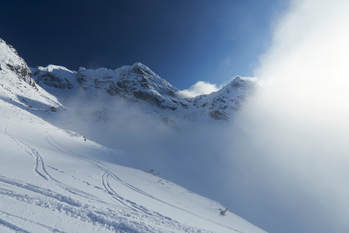Pośrednia Turnia pomiędzy Świnicą i Skrajną Turnią
