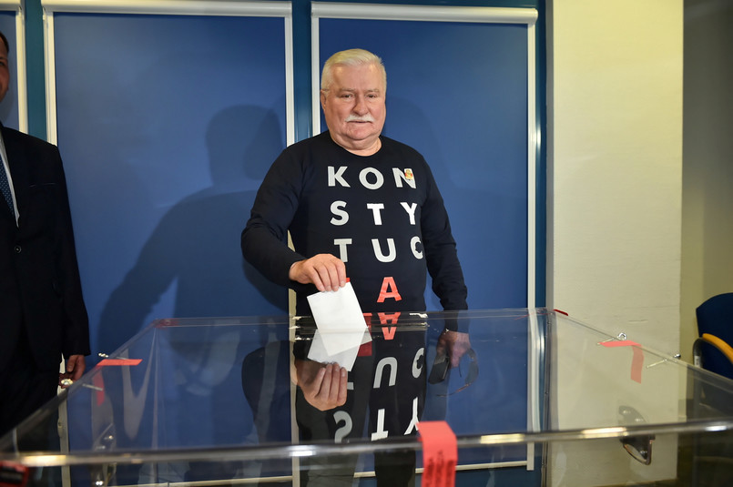 Były prezydent RP Lech Wałęsa podczas głosowania w II turze wyborów samorządowych w Gdańsku.