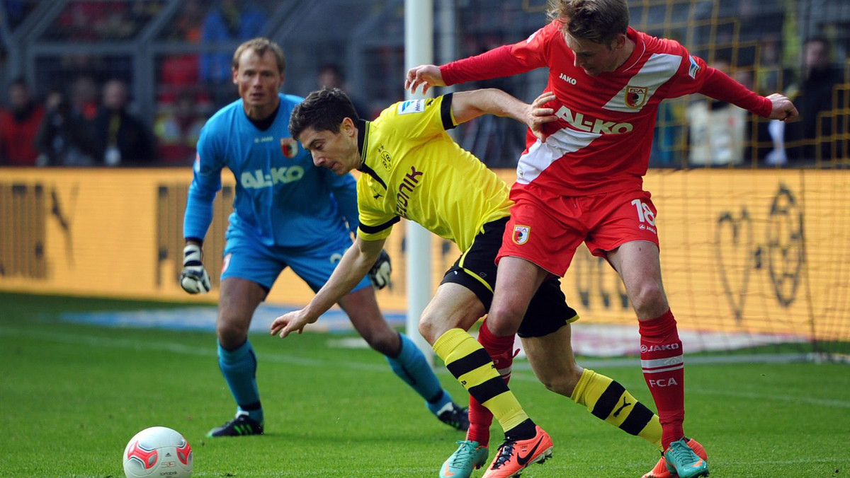 Borussia Dortmund wygrała 4:2 (1:2) z FC Augsburg w ramach 28. kolejki Bundesligi, a ostatnią bramkę dla zwycięzców zdobył Robert Lewandowski. Mimo zwycięstwa, kibice na Signal Iduna Park nie mogą być w pełni zadowoleni, ponieważ podopieczni Juergena Kloppa właśnie w sobotę stracili tytuł mistrzowski, który dzięki wygranej z Eintrachtem Frankfurt (1:0) zapewnił sobie Bayern Monachium.