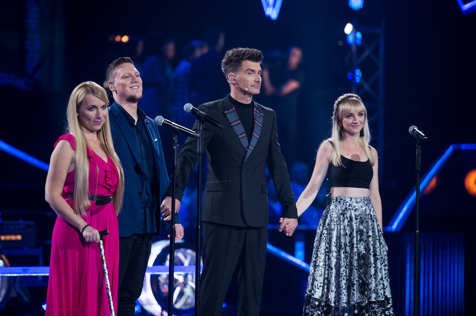 Paulina i Bartek Gruszeccy oraz Daria Kowolik na planie programu "The Voice of Poland 10"