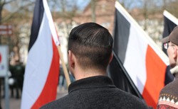 Swastyki na chrześcijańskim cmentarzu we Francji. "Zdziczenie społeczeństwa"