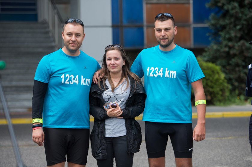 Katowice. Charytatywna sztafeta rowerowa policjantów