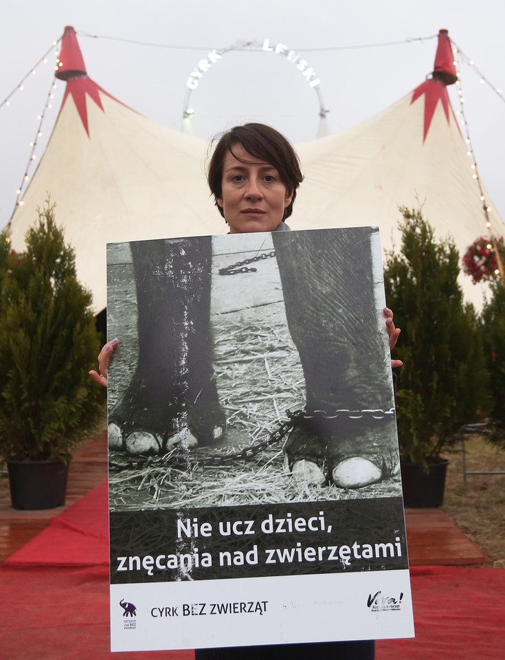 Maja Ostaszewska protestuje przed Cyrkiem Zalewski