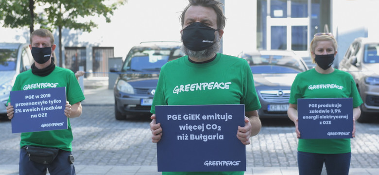 Protest Greepeace przed siedzibą PGE. "Emituje więcej CO2 niż Bułgaria"