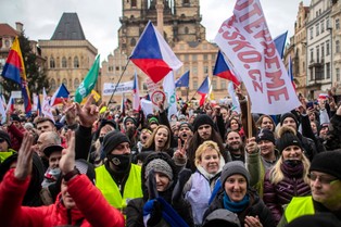 Bez maseczek i dystansu. Demonstracja tysięcy osób przeciw działaniom czeskiego rządu ws. epidemii