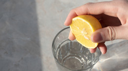 Zaskakujące efekty picia wody z cytryną. Czas, żeby weszło ci to w nawyk