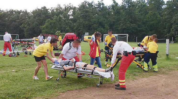 A mentőket diákok 
is segítették a versenyen, ők voltak 
a „sérültek” / Fotó: Országos Mentőszolgálat