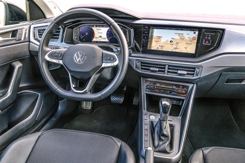Nawigacja Discover Pro ma 9,2 cala. Bezprzewodowe parowanie telefonu, niewygodne dotykowe sterowanie temperaturą w Volkswagenie Taigo.