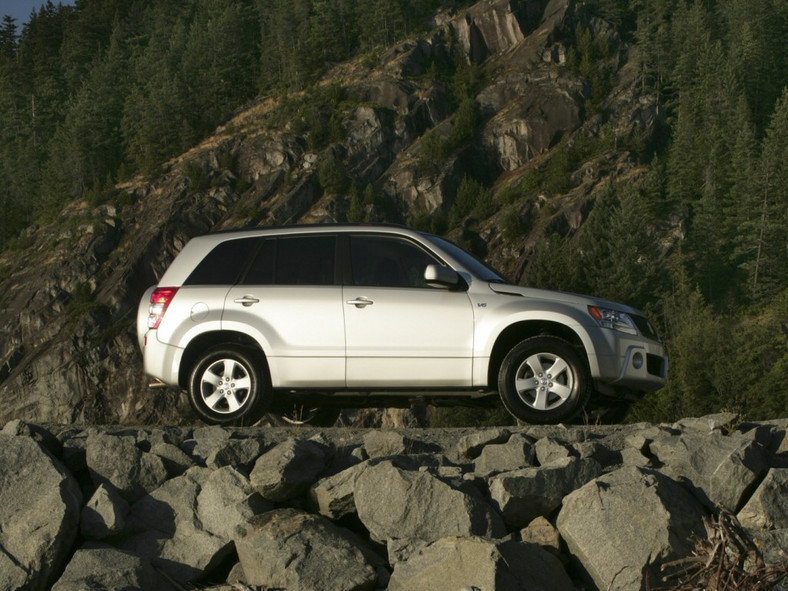 Porównanie Suzuki Grand Vitara II vs Honda CRV III