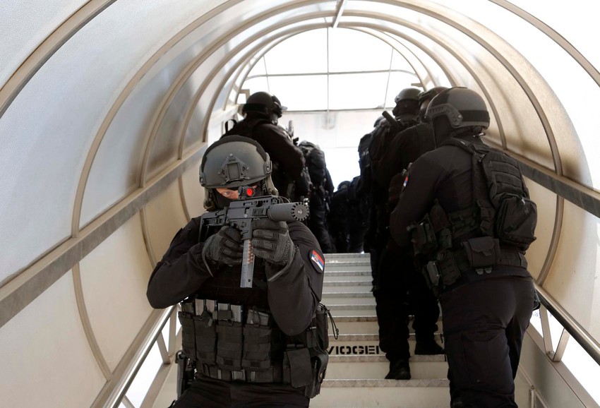 Specijalci na ulazu u avion 