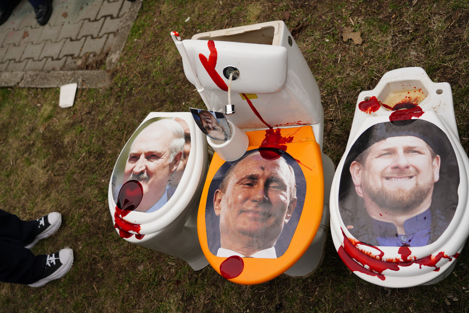 Aleksander Łukaszenko, Władimir Putin i Ramzan Kadyrow na sedesach przed ambasadą Rpsji