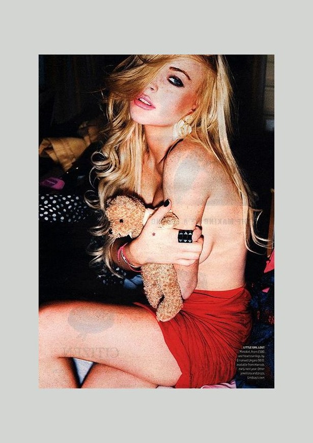 Lindsay Lohan ukrywa nagi biust za misiem