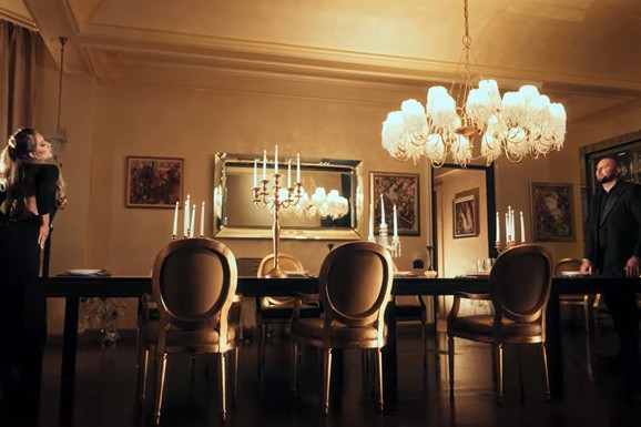 TEA TAIROVIĆ IGRA NA STOLU, DADO POLUMENTA JOJ PEVA Kadrovi raspametili javnost: Šlic do kuka i gola noga (Video)