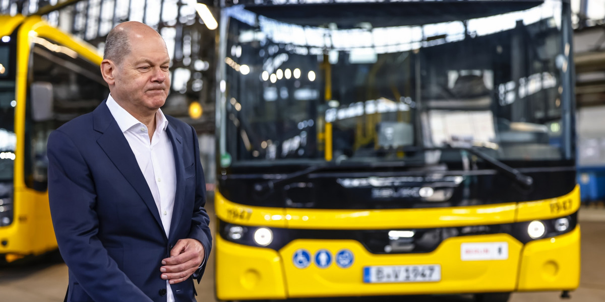 Kanclerz Niemiec Olaf Scholz podczas wizyty w przedsiębiorstwie transportu publicznego BVG (Berliner Verkehrsbetriebe) w Berlinie, Niemcy, 27 kwietnia 2023 r.