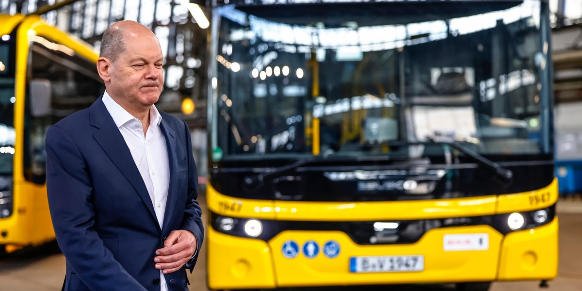 Kanclerz Niemiec Olaf Scholz podczas wizyty w przedsiębiorstwie transportu publicznego BVG (Berliner Verkehrsbetriebe) w Berlinie, Niemcy, 27 kwietnia 2023 r.