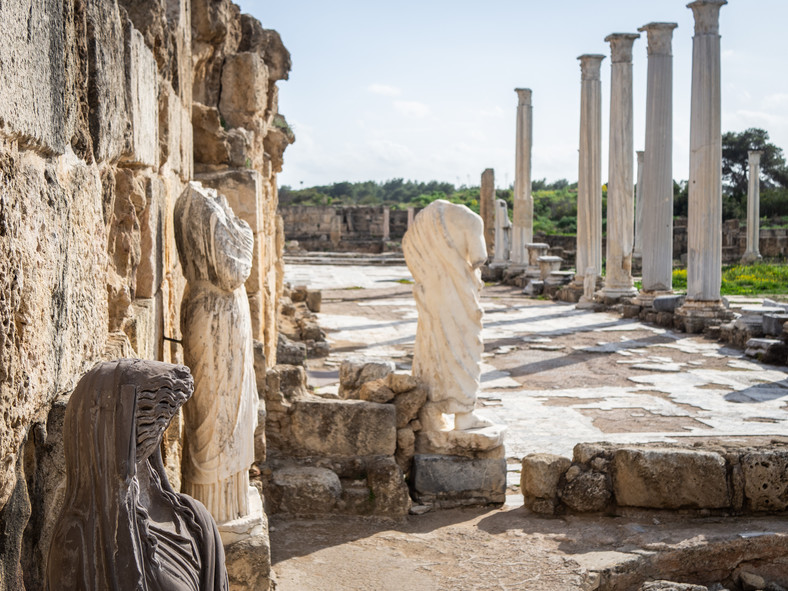 Cypr, Famagusta, ruiny dawnej świątyni, wiele pomników ma odrąbane głowy oraz genitalia