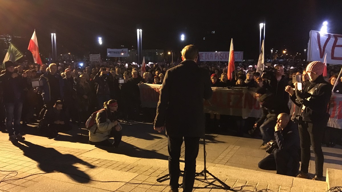 "Wybierzmy wolność wyborów". Pod takim hasłem dziś, jutro i pojutrze odbędą się protesty przed Sądem Okręgowym we Wrocławiu, które następnie przeniosą się na plac Wolności. Początek demonstracji codziennie o godz. 19.