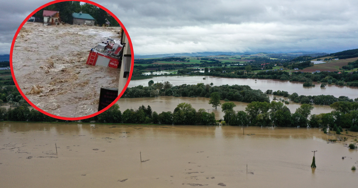 Allí quedó atrapado un camión de bomberos. Strony slaski bajo el agua