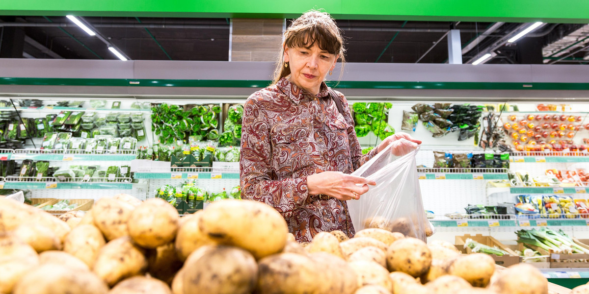 Kobieta kupuje ziemniaki w sklepie