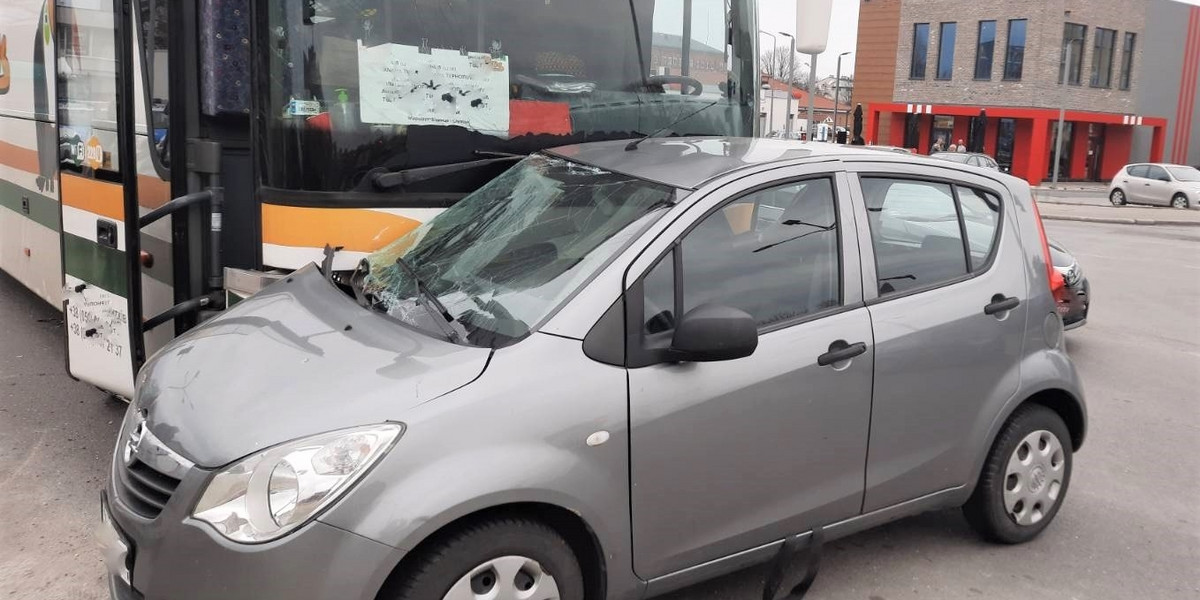 Wypadek w Słupsku. Kierująca oplem kobieta nie ustąpiła pierwszeństwa autobusowi. 
