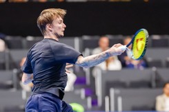 Bublik roztrzaskał trzy rakiety, ale to nie pomogło. Odpadł w 1. rundzie