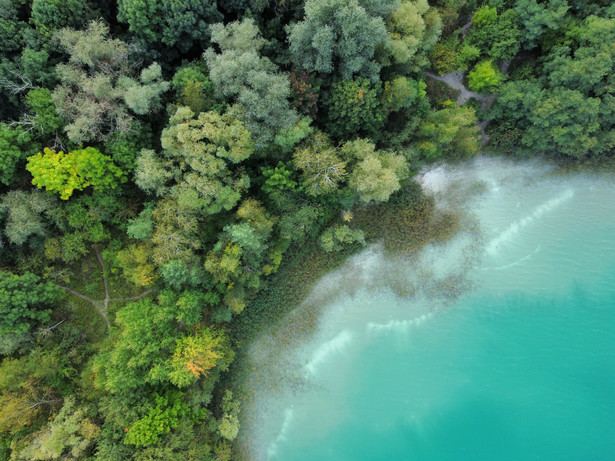 "Polskie Malediwy" piękne i zarazem niebezpieczne turkusowe jezioro w Polsce