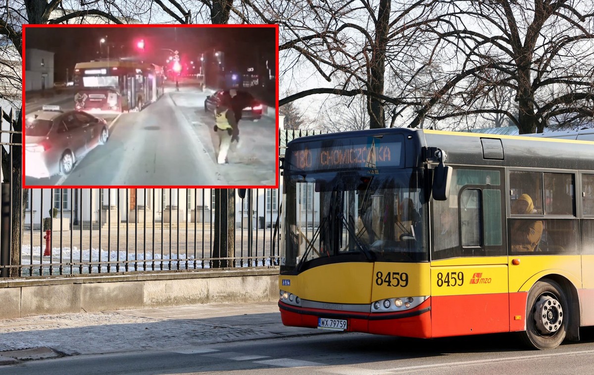 Autobus komunikacji miejskiej mija Belweder w Alejach Ujazdowskich.