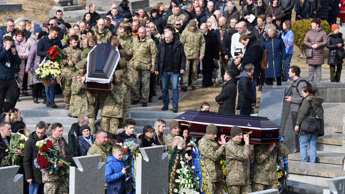 Pogrzeb ukraińskich żołnierzy zabitych podczas rosyjskiej inwazji na Ukrainę na cmentarzu Łyczakowskim we Lwowie 15 marca 2022 r.