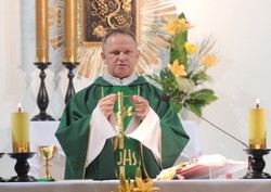 Przedostatnia msza. Ksiądz Lemański strofuje parafian: Uspokójcie się