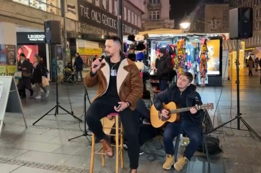 Emir Đulović peva u centru Beograda, humanitarna akcija
