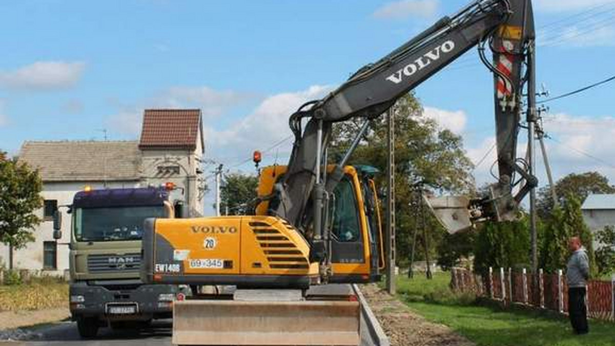 Burmistrz Gogolina Joachim Wojtala deklaruje, że jeżeli urząd marszałkowski wyremontuje dodatkowo 1,3 km drogi wojewódzkiej nr 409, to gmina dołoży do tej inwestycji pół miliona złotych.