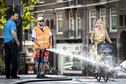 Pracownicy komunalni w Amsterdamie polewają wodą rozgrzane ulice holenderskiej stolicy 