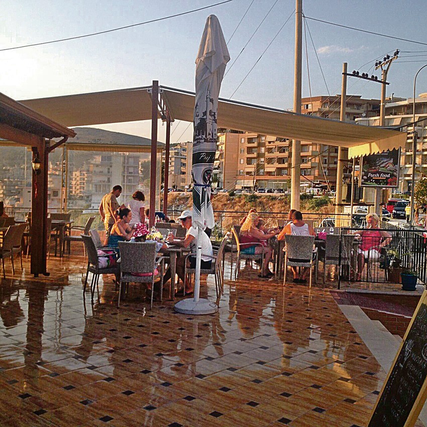 U sezoni glumičin restoran 
poseti dosta ljudi