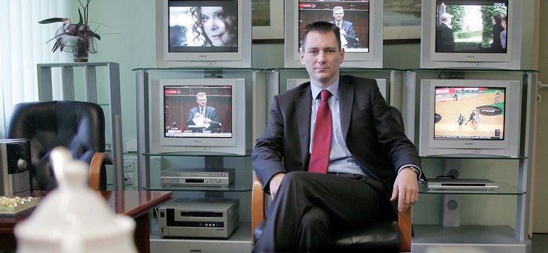 Farfał zwalnia ludzi rzutem na taśmę