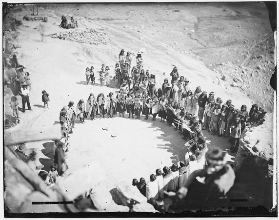 Ceremonia Indian Hopi lub Nawaho (ze zbiorów National Archives at College Park, domena publiczna).