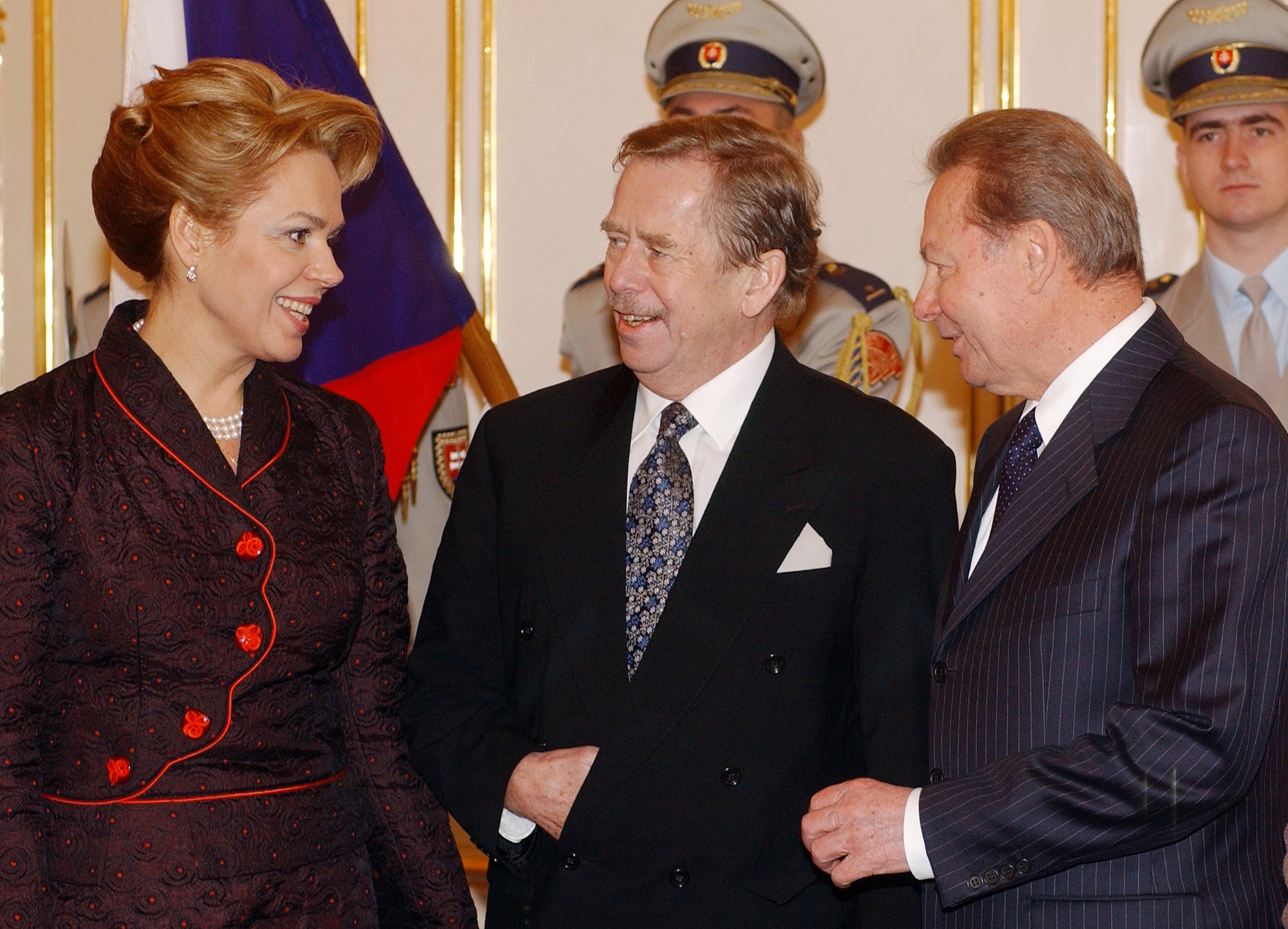 Manželia Václav Havel a Dagmar Havlová s exprezidentom Schusterom.