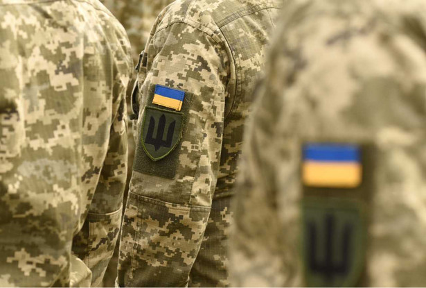 Ukraińska flaga na wojskowych mundurach