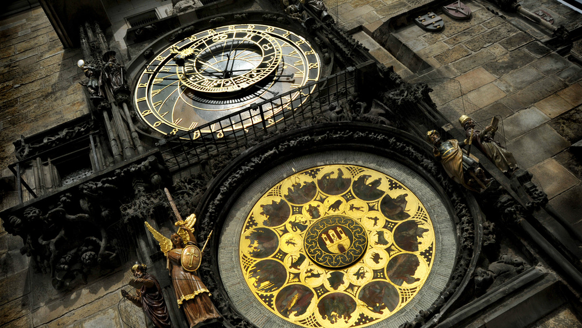 Wandal wspiął się nad ranem na zabytkowy praski zegar astronomiczny Orloj i zniszczył jego kamienne obramowanie - poinformowała w czwartek czeska policja.