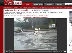 Zalany parking? Zobacz śmiałków, którzy świetnie się tu bawią